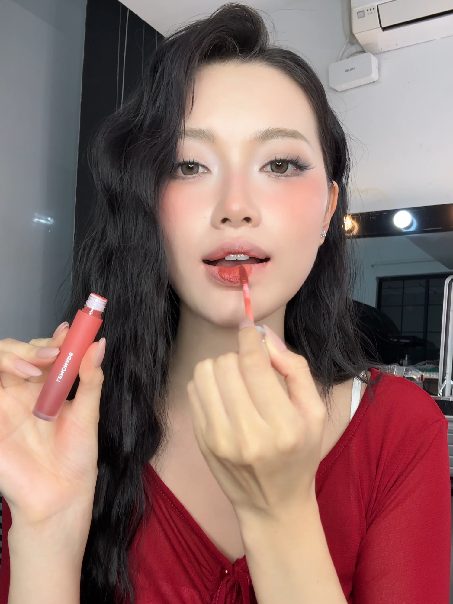 Cùng cô bạn Vi Thanh Lê test độ bền của dòng son bùn ẩm mới nhà Lemonade nè! #Lemonade #MakeupDeDang #PCBlurryStain #EasyMakeupEasyToBeYou #SonBunAm
