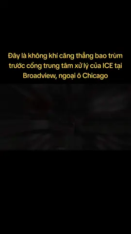 Đây là không khí căng thẳng bao trùm trước cổng trung tâm xử lý của ICE tại Broadview, ngoại ô Chicago #my #chicago #donaldtrump #ice 