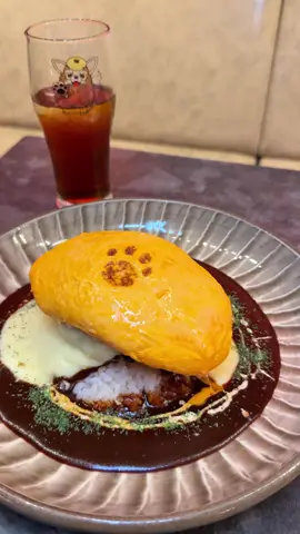鉄板で豪快に作る肉球オムライス 福岡で大人気の鉄板オムライス。 SNSで超バズっている、 ジューシーなハンバーグの上に 巨大な鉄板で豪快に仕上げるふわとろ卵を乗せて、 コク深いデミグラスソースをたっぷり。 可愛い肉球の焼印で仕上げるオムライス。 📍鉄板酒場いくら/天神 🏠住所: 福岡県福岡市中央区今泉1-13-21 フィルパーク今泉 2F-B 🚃 最寄駅: 西鉄天神駅徒歩3分 ⏰営業時間:11:30 - 15:00 L.O. 14:30 18:00 - 00:00 L.O. 料理23:00 ドリンク23:30 🗓️ 不定休 Meatball Omelette Rice, Cooked on a Hot Plate This teppanyaki omelet rice is incredibly popular in Fukuoka. A hot topic on social media, This omelet rice features a juicy hamburger steak, a fluffy, runny egg cooked on a huge hot plate, topped with a rich demi-glace sauce. The omelet rice is finished with a cute paw-shaped branding. 📍Teppan Sakaba Ikura/Tenjin 🏠Address: 2F-B, Philpark Imaizumi, 1-13-21 Imaizumi, Chuo-ku, Fukuoka City, Fukuoka Prefecture 🚃 Nearest Station: 3-minute walk from Nishitetsu Tenjin Station ⏰Business Hours: 11:30 AM - 3:00 PM, Last Order: 2:30 PM ⏰18:00 PM - Midnight Last Order: Food 11:00 PM, Drinks 11:30 PM 🗓️ Irregular Holidays ——————— #福岡グルメ  #japanesefood #tiktokfood 