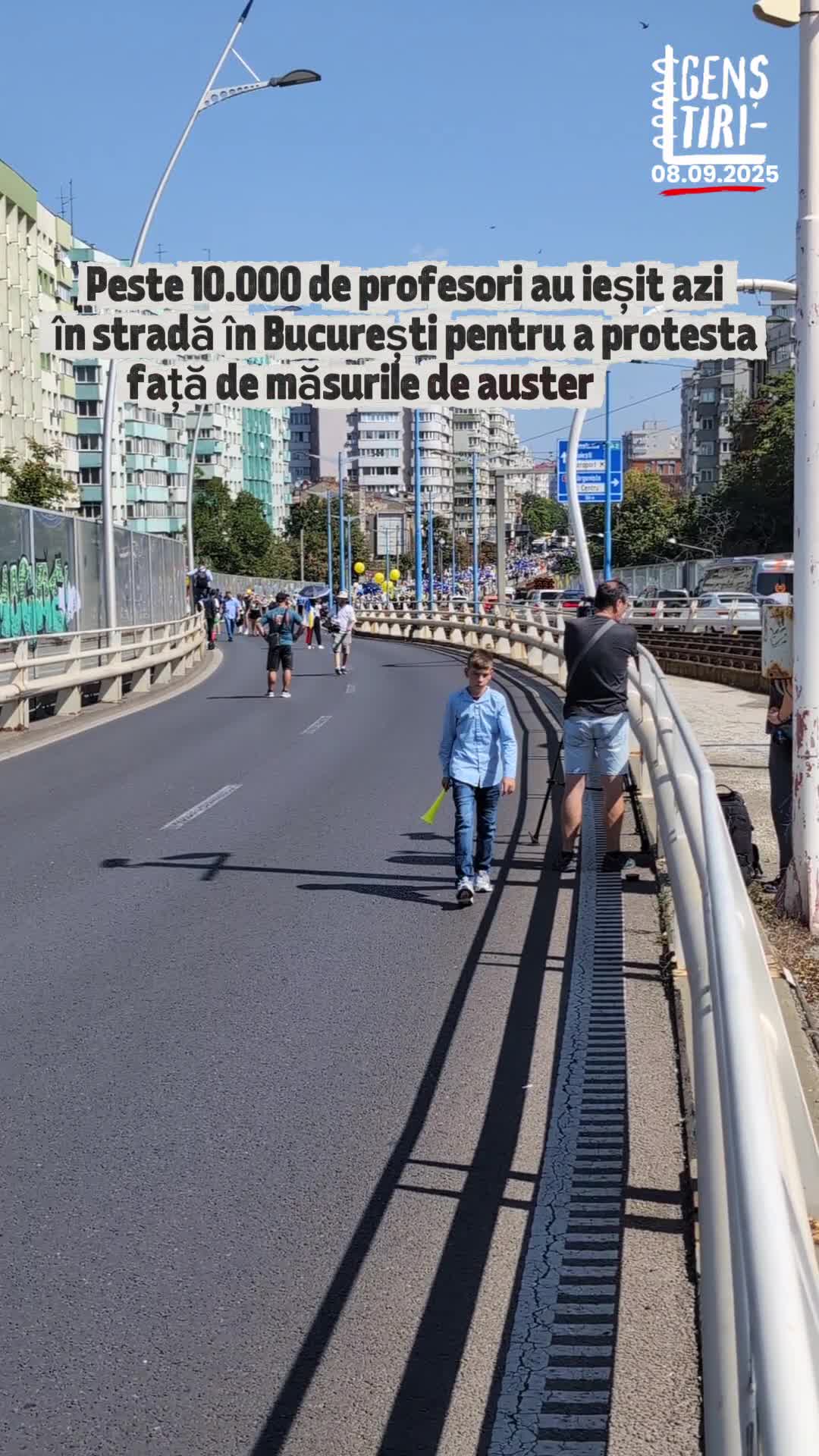 Peste 10.000 de oameni au ieșit în stradă luni, 8 septembrie, în prima zi de școală, pentru a-și arăta nemulțumirile față de măsurile de austeritate care cresc norma de predare, măresc numărul elevilor din clase, diminuează bursele elevilor și studenților și scad semnificativ plata cu ora. Cei mai mulți au fost profesori și angajați din școli, cărora li s-au alăturat elevi și studenți. Manifestanții s-au strâns la ora 11.00 în fața Guvernului, de unde au plecat în marș spre Palatul Cotroceni. Reporter: Călin Căciuleanu #GenȘtiri #stiri #tineri #EduGen #protest #austeritate #scoala #elevi #studenti #profesori #burse