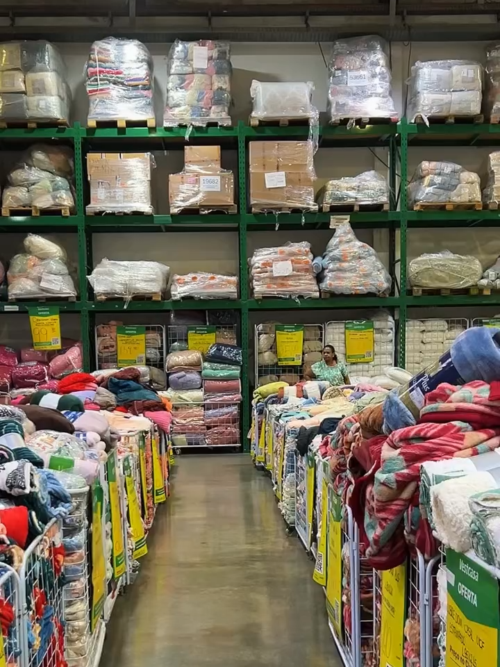 🚨QUEIMA DE ESTOQUE! Manta sofá/solteiro estampada e lisa de 1,40 X 2,00 por apenas R$20,00 cada à vista para sócios do clube Vestcasa. Manta coral fleece casal de 1,80 X 2,00 por apenas R$20,00 cada à vista para sócios do clube Vestcasa. Manta casal Velvet Lisa 1,80 X 2,00 por apenas R$20,00 cada à vista para sócios do clube Vestcasa. Cobertor casal microfibra estampado de 1,80x2,00 por apenas R$20,00 cada à vista para sócios do clube Vestcasa. Cobre leito microfibra estampado casal ou Queen de 2,20 X 2,40 por apenas R$20,00 cada à vista para sócios do clube Vestcasa. . . . Oferta Válida até dia 15/09/2025 ou enquanto durarem os estoques nesse período. Você pode comprar com esse preço nas lojas físicas ao fazer parte do Clube Vestcasa ou Super Clube Vestcasa Com o Clube Vestcasa, você fica sócio e economiza o ano todo! Escolha já o plano que mais combina com você e faça já sua adesão em www.clubevestcasa.com.br 🚨 ATENÇÃO Sujeito a disponibilidade de estoque nas lojas. Chegue cedo pois o estoque está limitado. LIMITADO A 03 unidades por CPF no CLUBE VESTCASA. LIMITADO A 06 unidades por CPF no SUPER CLUBE. . . . . . Imagem meramente ilustrativa. Essa promoção é válida para todas as lojas Rede Vestcasa. Para comprar o associado, deverá estar presente com um documento com foto. . . . Preço do varejo para não sócios: R$87,45 á vista