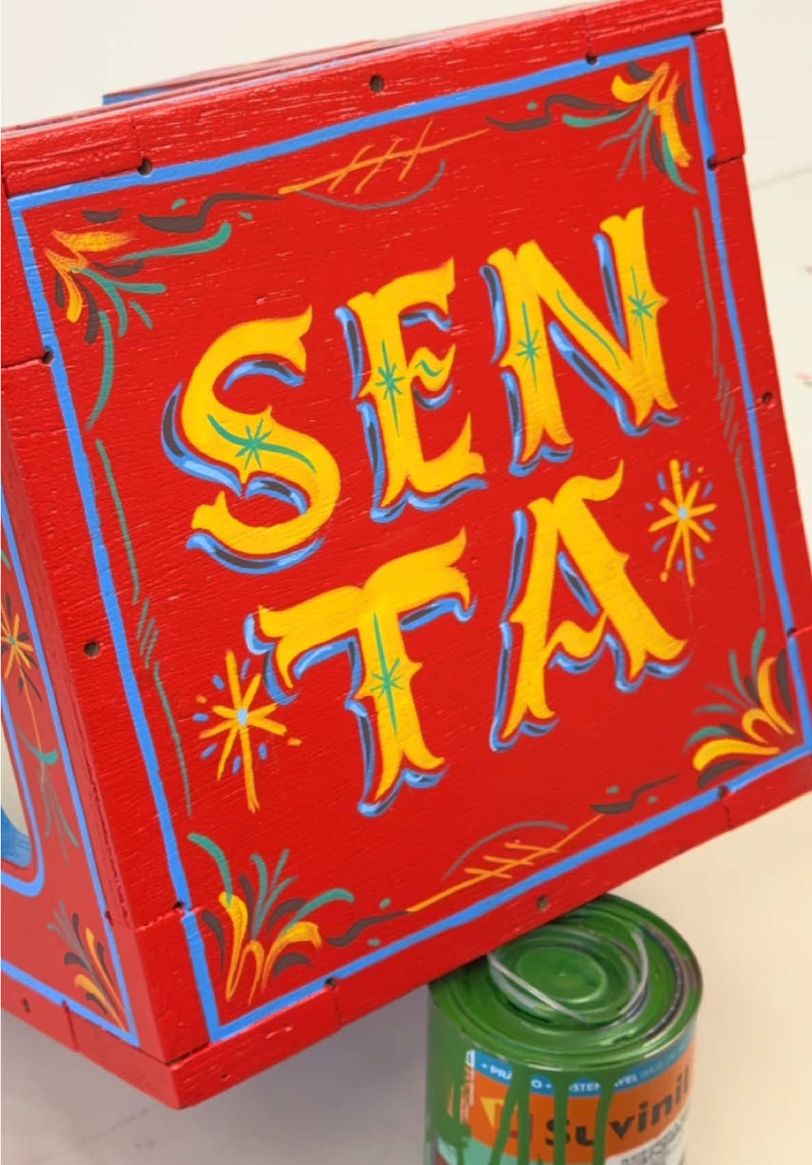 “SENTA”, 2025 - Esmalte sobre madeira Fui desafiado pela Tintas Suvinil a transformar um objeto descartado em obra de arte utilizando esmalte base água cor & proteção Suvinil. Encontrei um banco de madeira jogado ao lado do ateliê e apenas com lixa e tinta consegui recuperar a peça, pra poder inserir filetes e umas letrinhas. O que vcs acharam da transformação?