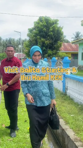 🌿✨ Langkah Nyata Untuk Generasi Sehat ✨🌿 Senin, 8 September 2025 menjadi hari yang penuh makna bagi Ketua TP PKK Kabupaten Buol, Ny. Shinta Bowo, yang kali ini mendampingi POKJA IV dalam agenda kunjungan lapangan di Kecamatan Gadung dan Kecamatan Bunobogu. 👶 Kunjungan pertama difokuskan pada balita yang terindikasi stunting. Dengan penuh kehangatan, Ny. Shinta Bowo menyapa langsung anak-anak dan keluarganya, memberikan motivasi agar para orang tua semakin peduli pada pemenuhan gizi seimbang, kebersihan, serta pola asuh yang baik. 🤰 Kunjungan berikutnya ditujukan kepada ibu-ibu hamil dengan kondisi KEK (Kekurangan Energi Kronis). KEK adalah kondisi kekurangan gizi jangka panjang yang dapat berdampak pada kesehatan ibu sekaligus tumbuh kembang janin dalam kandungan. 💬 Dalam kesempatan tersebut, terlihat jelas rasa keprihatinan yang begitu mendalam dari Ny. Shinta Bowo. Beliau sangat tersentuh melihat kondisi anak-anak dan para ibu, hingga menegaskan pentingnya perhatian lebih dari semua pihak. Sebagai bentuk kepeduliannya, Ketua TP PKK Kabupaten Buol meminta kepada dinas terkait agar lebih aware, lebih peduli, dan benar-benar memperhatikan persoalan stunting maupun KEK. Harapannya, angka kasus stunting dan ibu hamil KEK di Kabupaten Buol dapat terus ditekan dan diturunkan. 🌸 Pesan beliau sederhana namun tegas: setiap anak berhak tumbuh sehat, dan setiap ibu berhak menjalani kehamilan dengan penuh kekuatan. Melalui kegiatan ini, TP PKK Kabupaten Buol ingin menunjukkan bahwa pencegahan stunting dan penanganan KEK bukan hanya sekadar program, tetapi sebuah panggilan hati demi lahirnya generasi yang sehat, cerdas, dan berkualitas. 🌱✨ #TPPKKBuol #PokjaIV #CegahStunting #BuolSehat #BuolMaju