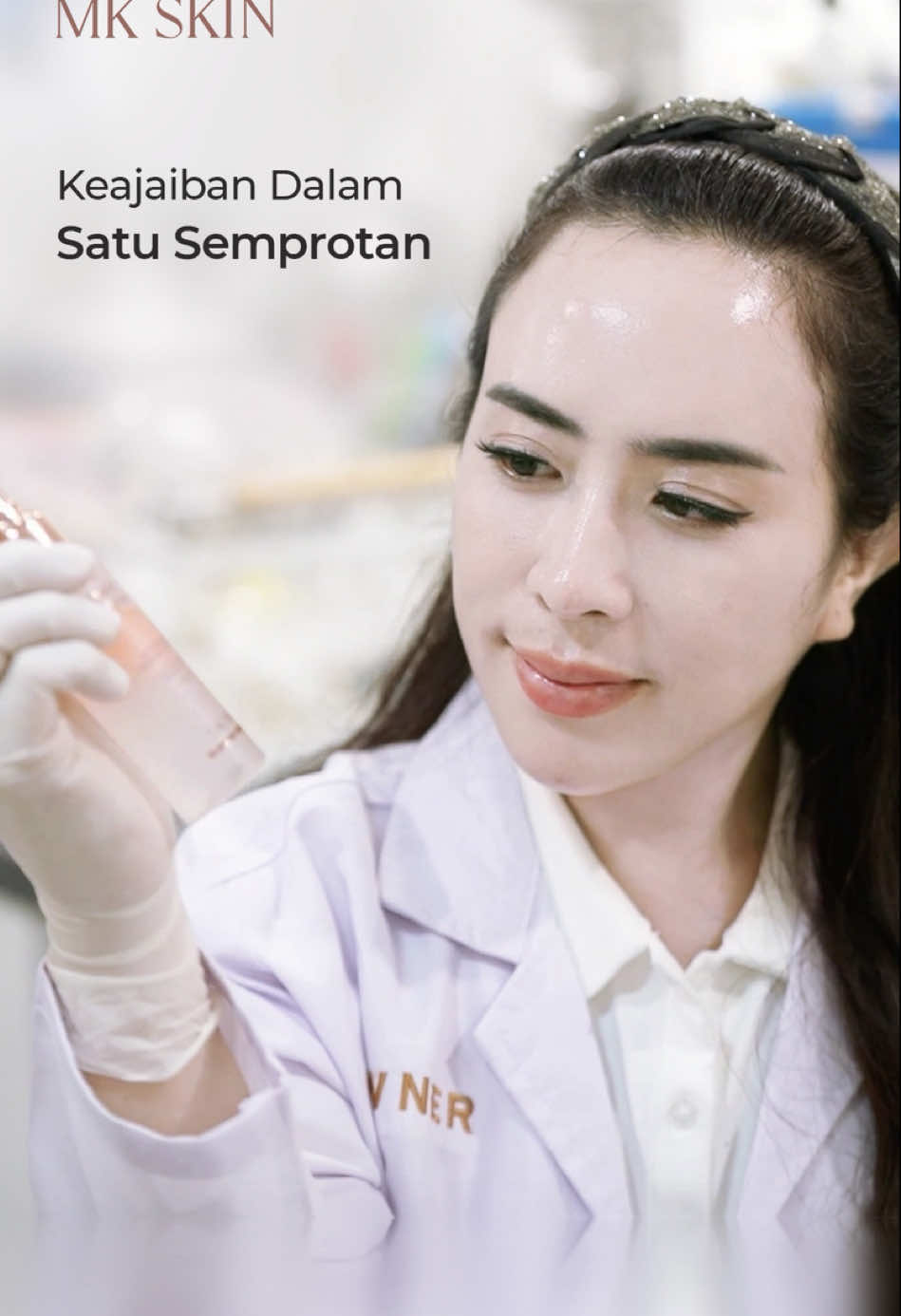 Inovasi terbaru dari MK SKIN segera hadir!🩷🌸 Diproduksi dengan standar terbaik, diracik melalui proses higienis dan modern, setiap kemasan hadir dengan kualitas terjaga. Rasakan keajaiban dalam satu semprotan✨ #ComingSoon #MKSKIN #StayTuned