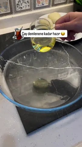 Herkese merhabalar çay demle ne kadar hazir o kadar pratik ki acemi bile yapar lezzetli zaten bilen biliyor bugün sizlere en pratiğiden en kolayından kahvaltıya katmer tarifi veriyorum teltel ayrilan yapması kolay yemesi de bir o kadar zevkli olan bu hamur işi gerçekten çok lezzetli oluyor@ Mayasız katmer Verdiğim malzemeleri azaltabilir veya çoğaltabilirsiniz Bir su bardağı ılık süt Bir su bardağı ilisu Bir tatlı kaşığı tuz Yaklaşık 4,5 veya 5 su bardağı un Yaklaşık 100 gr kadar tereyağ içine sürmek için Bir çay bardağı kadar da sıvi yağ kullandım Hamuru için uygun bir yoğurma kabına süt, su ve tuzu alalım. Üzerine yavaş yavaş unu ilave edelim ve hamurumuzu yoğurmaya başlayalım. Toparlanıp kıvam alan hamurumuzu un serptiğimiz tezgaha alalım ve yoğurmaya devam edelim Yeteri kadar yoğurduğumuz hamurumuzu şöyle bir toparlayip ortadan eşit olacak şekilde bölelim. Her parçayı eşit bir şekilde bölerek toplamda 8 adet hamur elde edelim. Bezeleri ayıralım daha sonra borcama sıvi yag koyup bezeleri yağı bulayıp streçle kapatalım ben hiç bekletmeden yaptım vaktiniz varsa beklete de bilirsiniz (15 dk ) bu esnada da kahvaltı sofranız hazırlayabilirsiniz bu arada da bezlerinize bekletmiş olursunuz Tezgaha birazcık sıvı yağ koyduktan sonra bezeleri elimizle bastırarak açalım açtıkça açalım iki elimizi de yirtilmaya başlamadan içine tavada erittiğimiz tereyağı firça yardımı ile tereyağı sorup rulo şeklinde katlayalım daha sonra katladığımız bezeyi uzatalım uzattıkktan sonra tekrardan baştan rulo yapip yuvarlayalım bütün bezeleri bu sekilde yapıp servis tabağina koyalım Tezgahı biraz un serpelim bezemizi de alip üzerine biraz un serptikten sonra elimizle aç açabilirsek aç açalım isterseniz merdane de bu işlemi yapabilirsiniz Ocağa yanmaz yapışmaz tava koyup katmeri orta kısık ateşte arka Önlü kızartalım bu esnada kizardıktan sonra birazcık da üzerine tereyağı sürersek daha lezzetli olur bütün bezeleri de bu şekilde pişirdikten sonra servis tabağinı alıp sıcak sicak tüketelim kahvaltıda veya çay saatlerinde tercih edebilirsiniz #fyp #viral #keşfet 