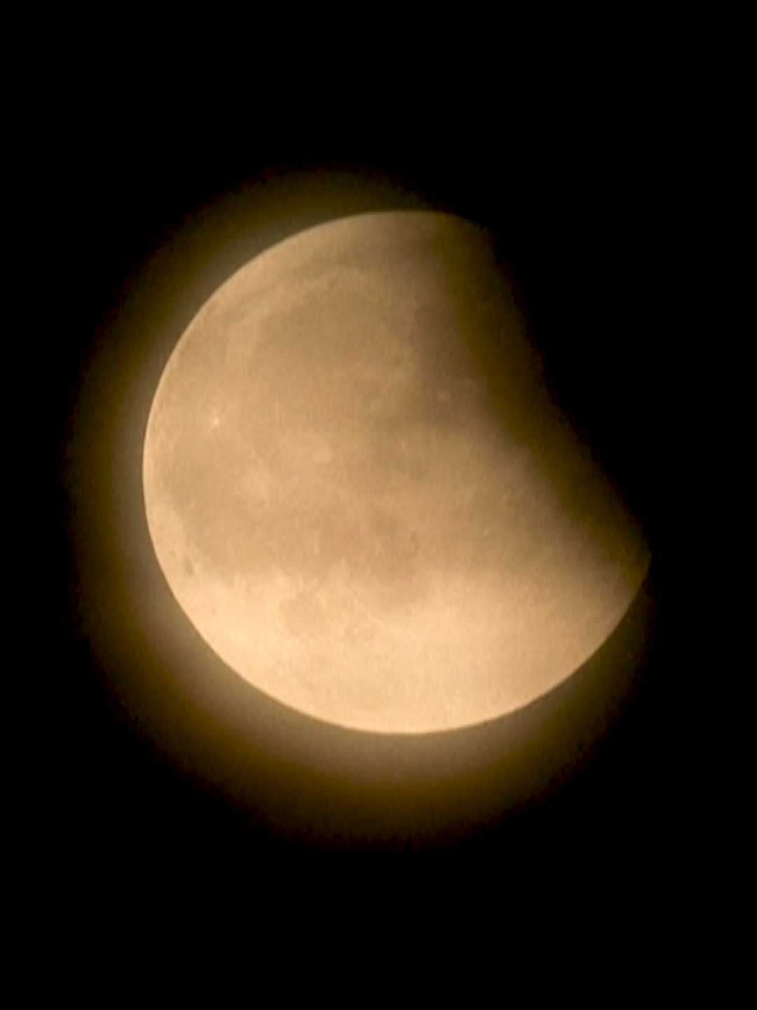 Pemerhati bintang menikmati fenomena 'bulan berdarah' pada malam Ahad ketika gerhana bulan penuh yang dapat dilihat di seluruh Asia serta sebahagian besar Eropah dan Afrika.