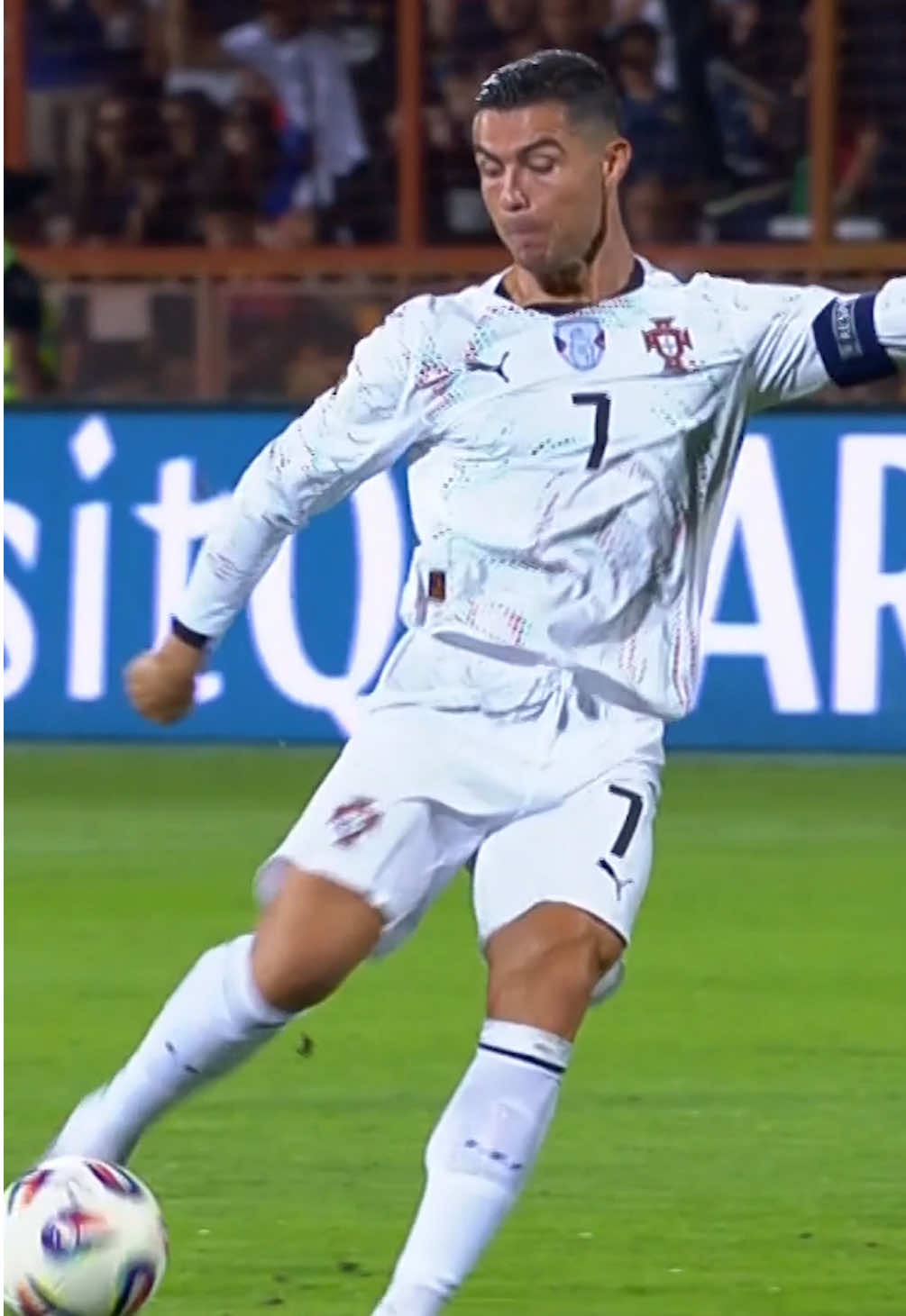 40 years old and still scoring goals like this 🤯 #CristianoRonaldo #Cristiano #Ronaldo #WCQ #Portugal 