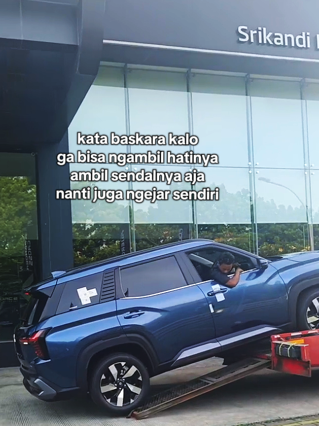 atau ambil dompetnya, nanti teman2nya juga bakalan ikut ngejar
