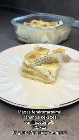 Magas fehérjetartalmú banános-kekszes vaníliapuding🍌💪🏼 Gyors és egyszerű fehérjés desszert, ami tökéletes edzés után vagy akár nasiként is. 📍Tápérték egy adagra bontva: (150 gramm) 170kcal- 25 g szénhidrát - 12 g fehérje - 2,6 g zsír 📍 Hozzávalók: - 100 g vaníliás proteinpuding - 100 g quark vagy zsírszegény túró - 100 g high protein natúr joghurt - 1 közepes banán felkarikázva - 50 g Lidl háztartási keksz (helyettesíthető zabkeksz vagy diétás keksz) - Vanília aroma ízlés szerint - Stevia vagy más édesítő ízlés szerint 📍Elkészítés: 1. A proteinpudingot, a quarkot és a joghurtot elkeverjük az édesítőszerrel és a vanília aromával. 2. Rétegezés. Alsó réteg a keksz, rá a krém, majd banán. Ismételjük a rétegezést ameddig tartanak az alapanyagok. 3. Tetejét banánnal és apróra morzsolt keksszel díszítjük. (utóbbi nekem most kimaradt) 4. Hűtőbe tesszük legalább 6 órára, de még jobb ha egy éjszakát áll a hűtőben. További gyors, fehérjés és diétás receptekért kövesd a tiktok és instagram oldalam!  Jó étvágyat kívánok hozzá!🫶🏼 #highprotein #protein #proteindessert #healthyrecipes #egeszsegeseletmod 