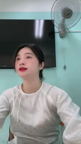 Nghi ngờ 1 cô giáo tên Vy giấu tên. Cưng con gái, liềc con trai. Chắc chắn có sự thiên vị ở đây. #caodangkythuatcongnghenhatrang 