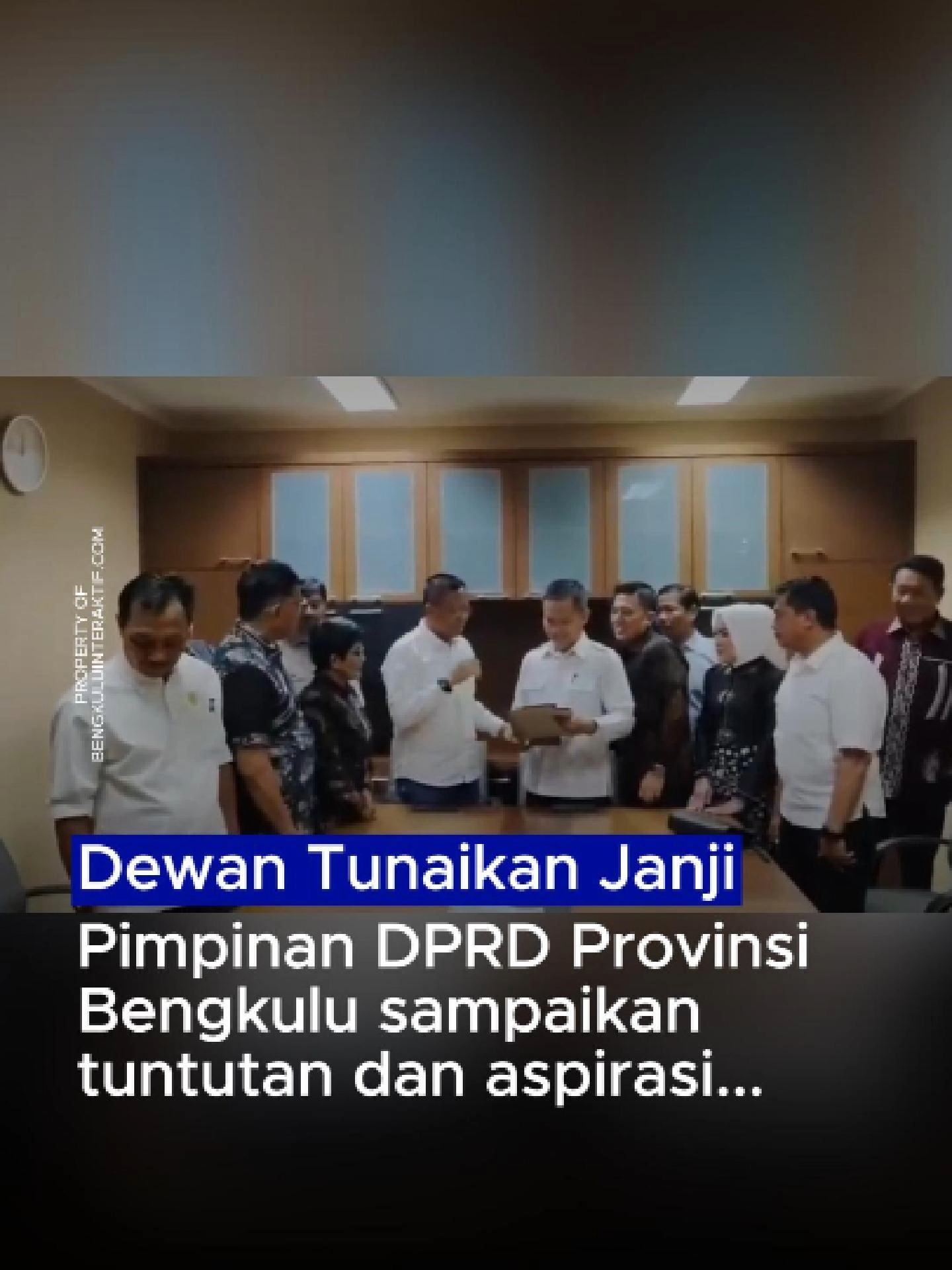 Pimpinan DPRD bersama seluruh Fraksi DPRD Provinsi Bengkulu mendatangi Kantor Presiden Republik Indonesia dan Kementrian Sekretariat Negara (Kemensesneg) untuk mengantarkan langsung dokumen Tuntutan dan Aspirasi Mahasiswa, Ojol dan Masyarakat Provinsi Bengkulu. Hal ini merupakan tindaklanjut dari kesepakatan masa aksi demonstrasi dengan DPRD Provinsi Bengkulu, 2 September 2025. Tuntun mahasiswa renacananya juga akan disampaikan ke DPR RI pada Selasa, 9 September 2025 #dprdprovinsibengkulu #sumardi #usinabdisyahputrasembiring #demo #demomahasiswa #bengkulu