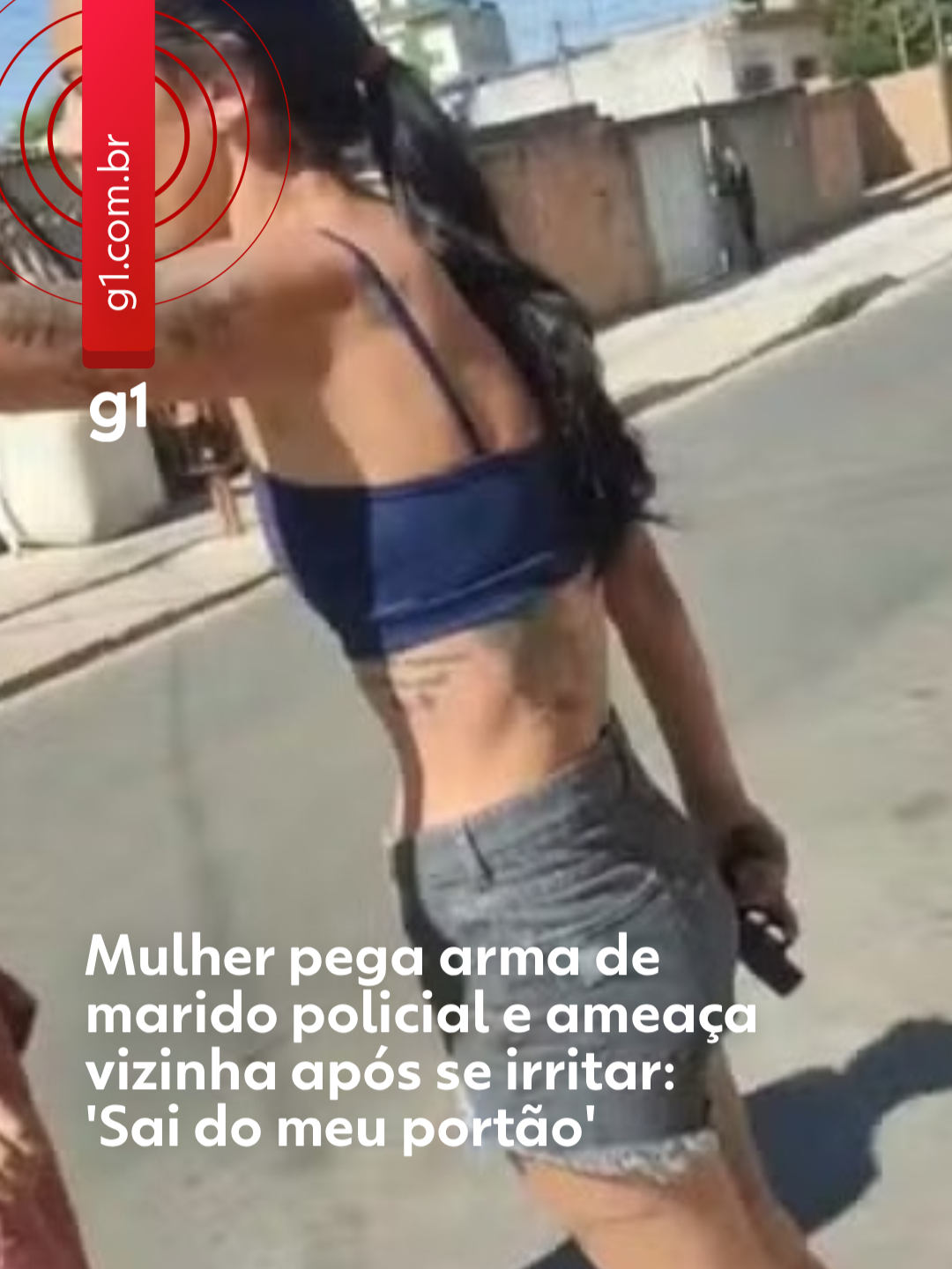 Ameaça e agressão - Um vídeo mostra o momento em que uma mulher armada ameaçou uma vizinha, na manhã do último sábado (6), no bairro Água Branca, em Contagem, na Grande BH. O marido da suspeita é policial e acabou preso com a esposa. De acordo com a Polícia Militar, a vítima, de 33 anos, contou que estava em frente ao portão da casa de Nayara Alves Xavier, de 33, quando foi mandada embora por ela, que teria dito: “Sai do meu portão que eu estou com um filho doente dentro de casa”. A vizinha decidiu ficar do outro lado da rua. Pouco depois, a suspeita saiu de casa com uma pistola em punho, apontou para o rosto da mulher e, durante a discussão, desferiu coronhadas nela. Ainda segundo o relato, o marido de Nayara, identificado como o sargento Marcelo Mendes da Costa, de 51 anos, pegou a arma das mãos da esposa e voltou para casa. Em seguida, procurou a vítima e pediu que ela não acionasse a polícia, alegando que isso poderia “dar problemas” para ele. Conforme a PM, a filmagem da confusão flagrou a suspeita segurando o armamento e um som semelhante ao acionamento do gatilho, sem disparo. Quando os militares chegaram, o sargento já não estava mais no local. Após diligências, o sargento foi localizado na sede do 18º Batalhão, onde estava com duas armas registradas. Uma delas foi apontada como a pistola usada pela esposa para ameaçar a vizinha. O casal foi preso em flagrante. A vítima sofreu apenas ferimentos leves e negou atendimento médico. Para saber mais, clique em 'leia o artigo' #g1 #tiktoknotícias #contagem #minasgerais #ameaça #arma #vizinha