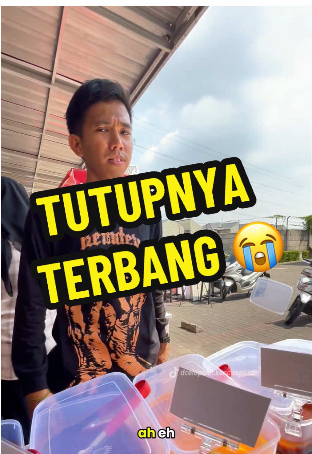 “Tutupnya jam berapa?” yaa sesuai request, nih tutupnya 😏🤣 Buat kamu yang tertarik punya bisnis ayam goreng crispy nagih kayak gini, yuk gabung kemitraan D'Celup Chicken Crispy! Modalnya mulai 4 jutaan aja, lho 🤩. Kami sediakan pelatihan dan pembinaan lengkap biar kamu siap jadi pengusaha sukses. Info lengkapnya bisa DM kami atau cek link di bio yaa 😉 #kemitraankuliner #ideusaha #masterkulinerindonesia #kulinerkekinian #dcelupchickencrispy 