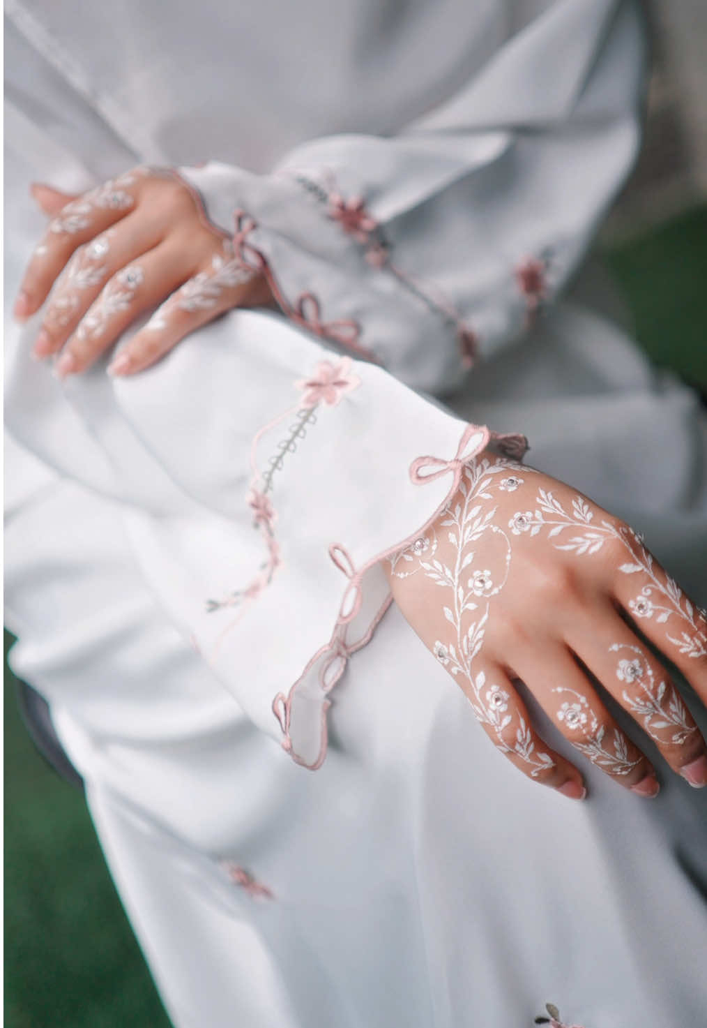 Segenap rasa dan segenap takdir, semuanya akan temui anda pada 15hb September ini 9pm! Di account @Amira Othman jumpa nanti!😍 Abaya @emierahq_ ✨