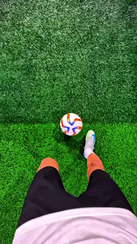 🧠💨 This football trick will blow your mind! 🤯⚽ . . Big thanks to @regate_shunji for the amazing skill!🙌 . . #football #Soccer #footballskills #foryoupage #viralvideos 