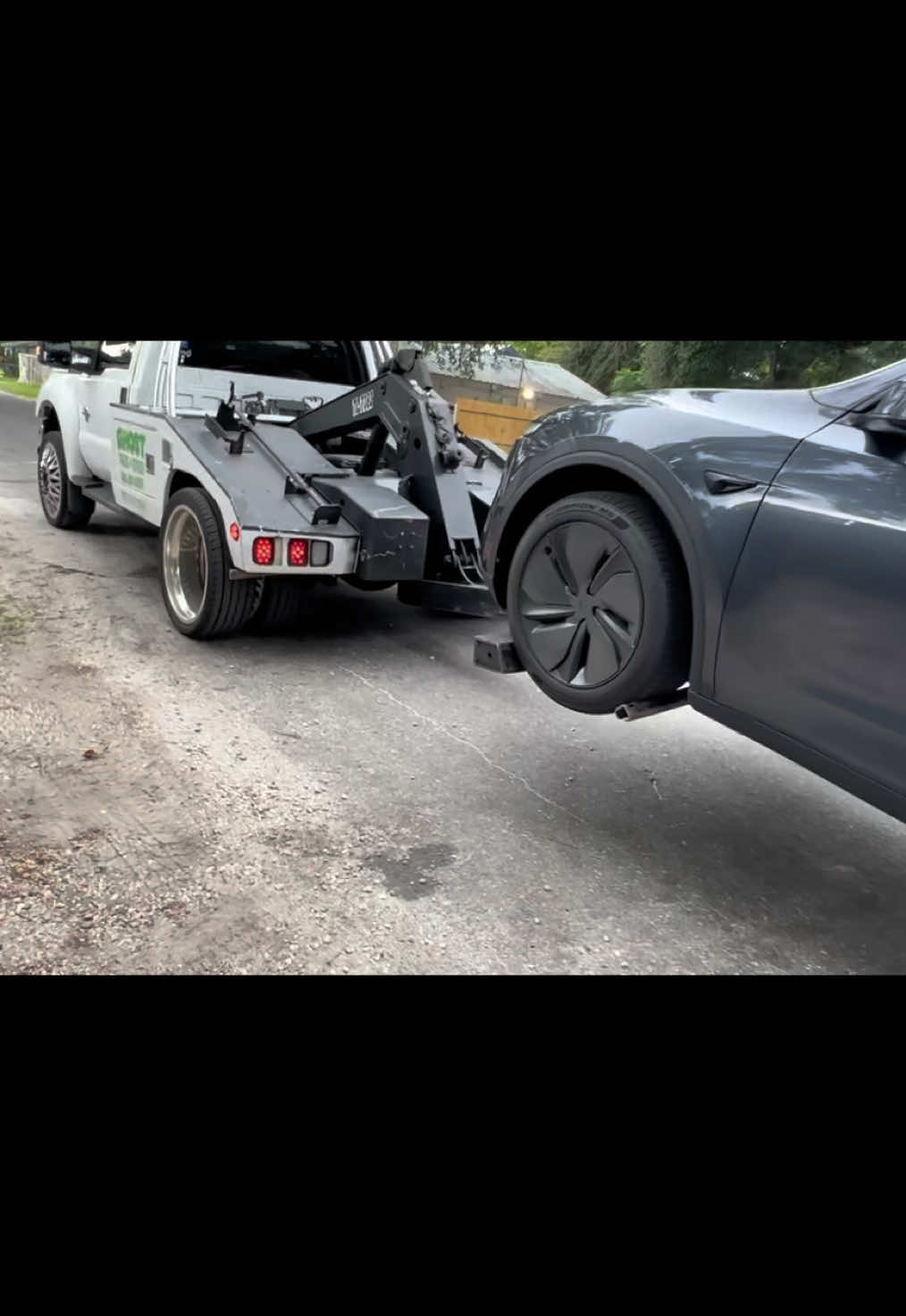 Hey you can't park there 😂😂😂😂#bluecollar #fyp #tampa #towlife #trending 