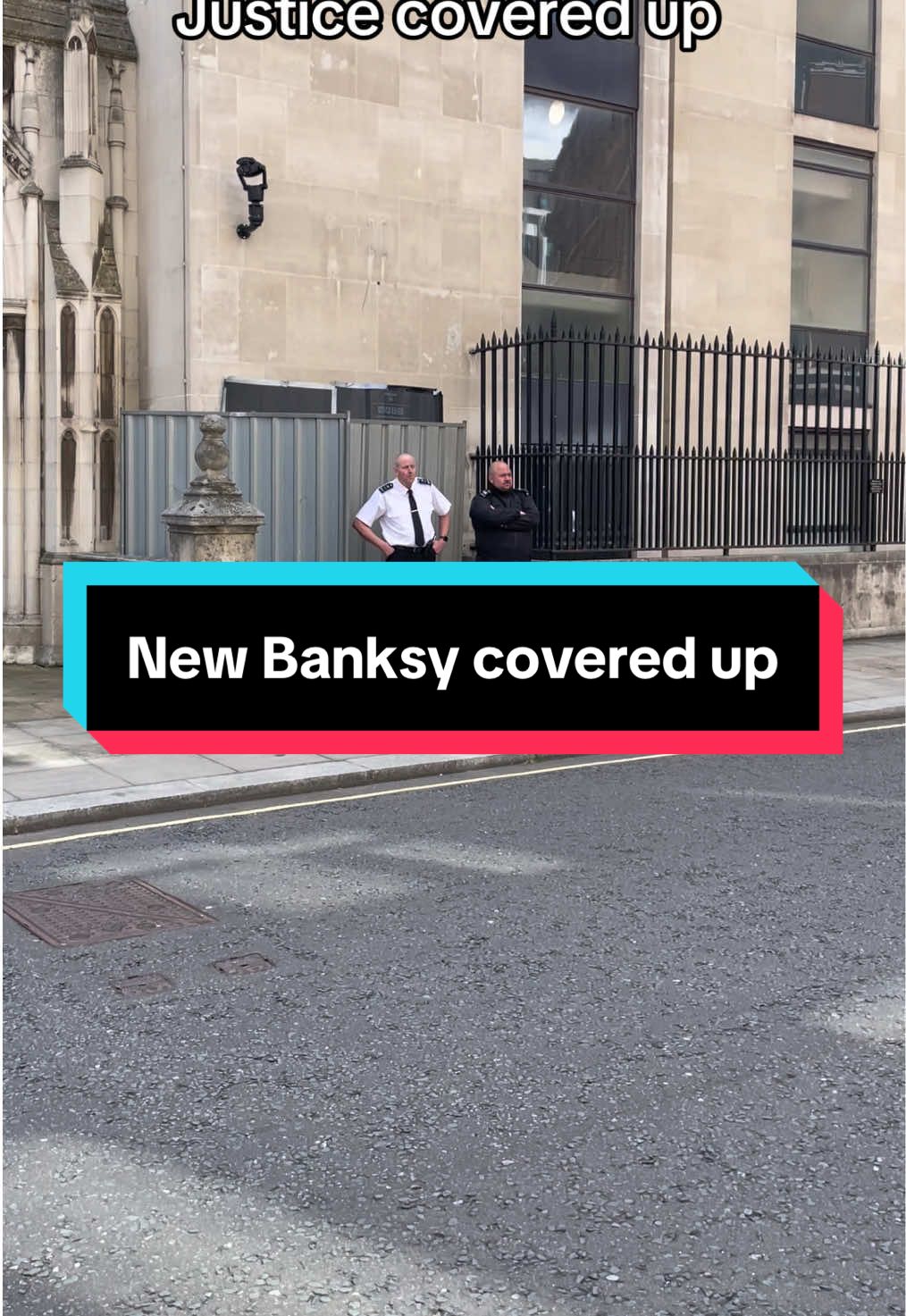 A new #Banksy has appeared outside the Royal Courts of Justice.  #banksyart #london 