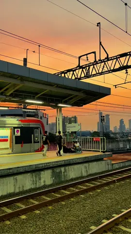 Momen yang suatu saat berharga. Stasiun manggarai, video nya boleh kalian ambil buat merintis ngontent, atau buat nostalgia. Di izinin tanpa syarat, gausah folow. #foryou #fyp #mediawb #stasiunmanggarai #jakarta 