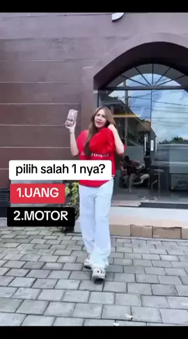 *Menerapkan sifat sabar* Hidup yang tenang adalah impian banyak orang, dan meskipun setiap individu mempunyai cara dan pandangan tersendiri tentang ketenangan, ada beberapa prinsip atau kunci yang dapat membantu mencapai hidup yang lebih tenang. Berikut adalah beberapa kunci utama dalam mencapai ketenangan hidup: 1. Mendekatkan Diri Kepada Allah Bagi umat Islam, mendekatkan diri kepada Allah adalah sumber utama ketenangan hati. Dalam Surah Ar-Ra'd, ayat 28, Allah berfirman: 