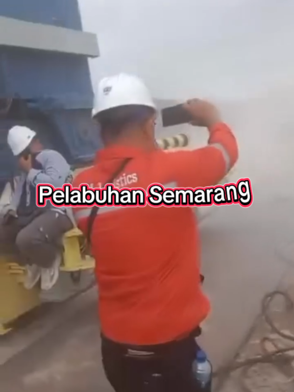 Hujan angin kencang #hujan #badai #mengguyur #pelabuhantanjungmas semarang