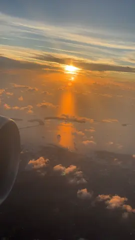 Flying through the sky 🧡 #sunsetlover #aviation #flightattendant #officeview #prettyviews 