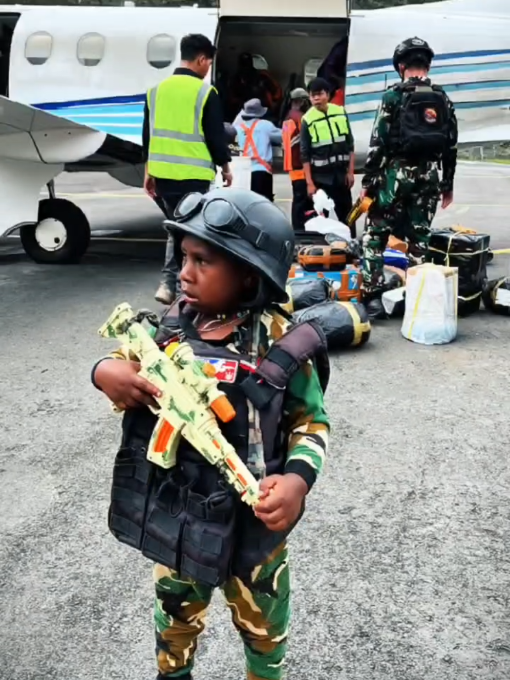 raiton piket bandara #raiton #papua #puncakjaya #fyp #anakpapua 