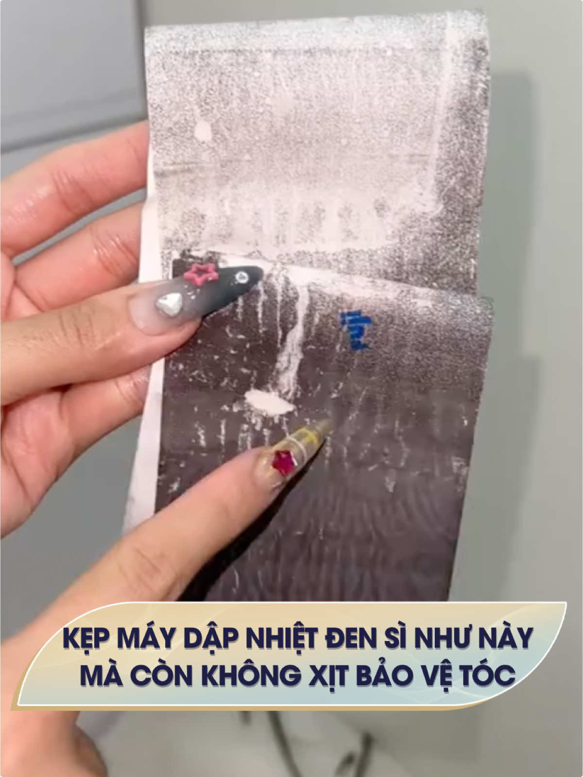 Kẹp máy dập tóc nóng 230 độ C làm giấy đen sì như này thì kẹp lên tóc còn gây hư tổn cỡ nào, mà mấy bà vẫn còn thờ ơ không xịt bảo vệ tóc??? #lumilab #hairheatdefense #xitbaovetoc #chamsoctoc #myphamcaocap 