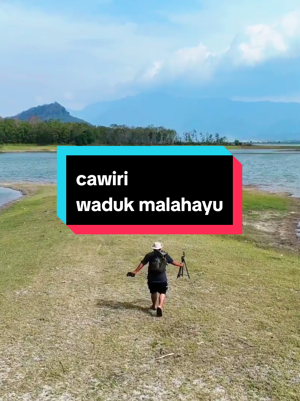 cawiri waduk malahayu emang engga pernah gagal kalo musim kemarau 😁😁 .  .  .  .  #cawiri #wadukmalahayu #malahayu #brebes #djiflip #estetik #jalanjalan #liburan 