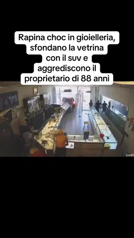 Il 5 settembre, a San Jose in California, è avvenuta una rapina in una gioielleria di proprietà di un uomo di 88 anni. Le immagini, filmate nel video di sorveglianza, mostrano la dinamica violenta e ben organizzata. I rapinatori hanno utilizzato un’automobile per sfondare la vetrina ed entrare nella gioielleria, indossando maschere nere e abiti scuri. Almeno uno dei sospetti era armato. I ladri hanno rubato diversi gioielli, distrutto le vetrine e sono fuggiti con più veicoli. La polizia di San Jose sta attualmente indagando sull’accaduto. La banda è ancora ricercata e non risultano arresti fino ad oggi. [#IlMessaggero] #rapina #gioielleria #video #telecamere 
