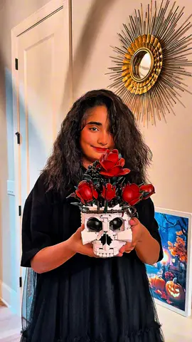 Trust me, it really fits with Halloween! @Link in bio 🖤🥀   #Supreowls #Skull flower #Halloween #Gothic #Gift