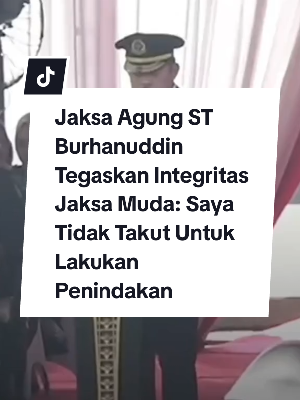 Jaksa Agung ST Burhanuddin menyampaikan pesan tegas saat memberikan sambutan dalam Upacara Penutupan dan Pelantikan PPPJ Angkatan LXXXII Gelombang I Tahun 2025, Kamis (4/9/2025). Dalam arahannya, Burhanuddin menekankan pentingnya integritas dan profesionalisme bagi para jaksa muda yang baru dilantik. Ia menegaskan tidak akan main-main memberikan sanksi bagi jaksa yang mempermainkan hukum. Bahkan, Burhanuddin mempersilakan siapa pun yang melanggar aturan untuk keluar dari institusi kejaksaan. “Saya tidak akan takut untuk melakukan penindakan. Yang saya butuhkan adalah jaksa yang berpintar, bermoral, dan berintegritas. Keluar kalau kalian tidak lakukan itu dan camkan apa yang saya katakan,” tegas Burhanuddin. Menurutnya, masa depan kejaksaan berada di tangan para jaksa muda. Oleh sebab itu, setiap jaksa dituntut menjaga nama baik institusi serta bekerja dengan penuh tanggung jawab dalam menegakkan hukum. Upacara pelantikan tersebut menandai selesainya pendidikan PPPJ Angkatan LXXXII Gelombang I, yang diharapkan melahirkan generasi baru jaksa yang berkompeten, berintegritas, dan berkomitmen pada keadilan. #hariharijakarta #jktinfo #infojakarta #jakarta #jakartatimur 