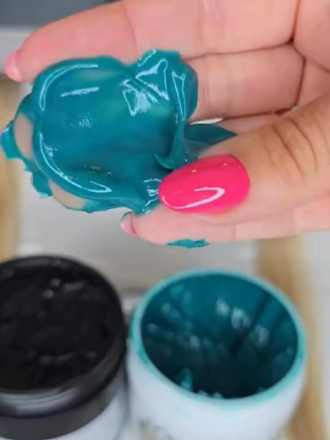 Como tirar o amarelado dos fios loiros? Conheça os nossos 2 segredos!  A máscara Balck para deixar em tons acizentados e a máscara Champagne para deixar com tons perolados  #blondehair #blondhairtransformation
