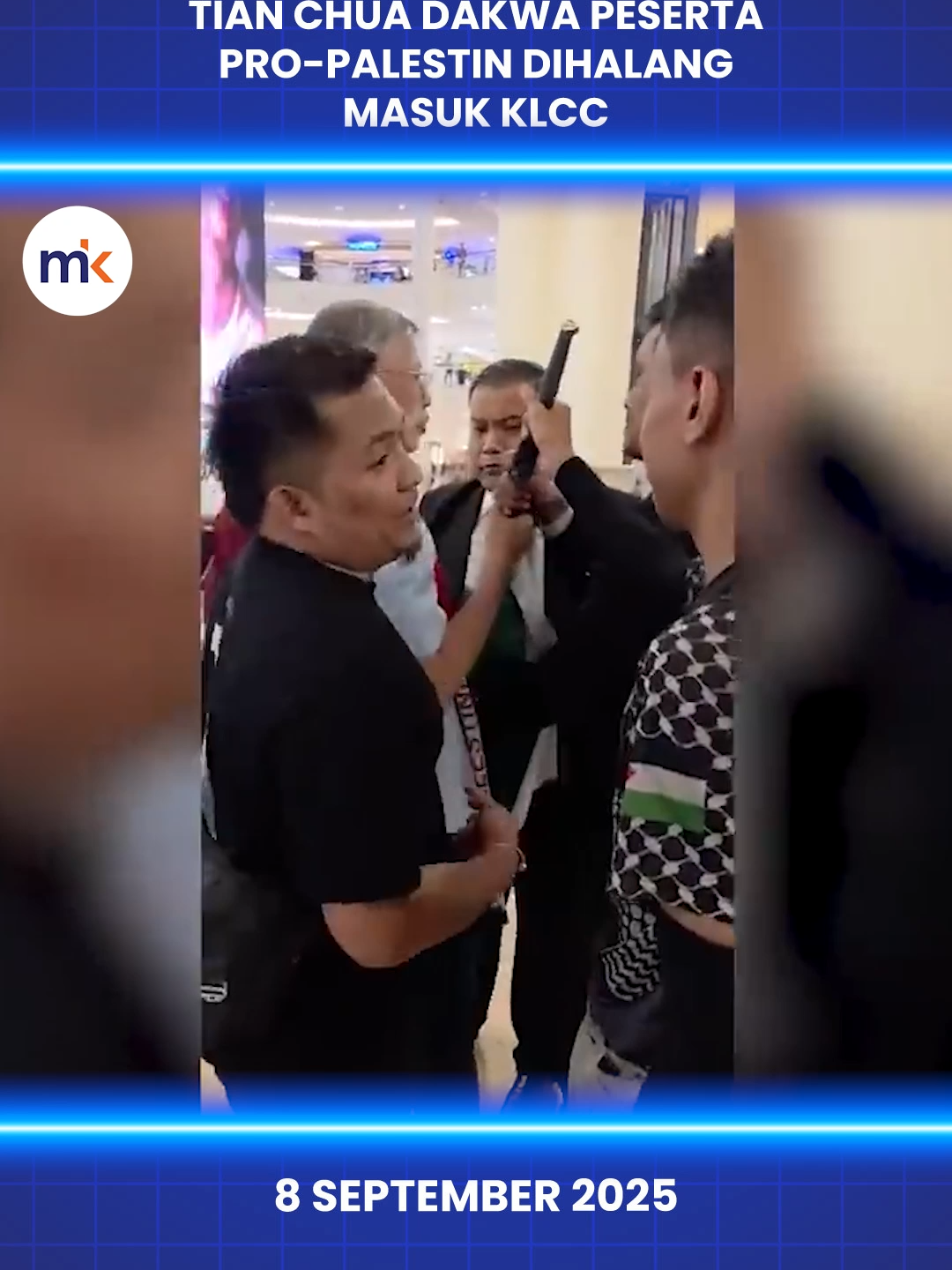 Bekas ahli parlimen PKR, Tian Chua, mendakwa peserta himpunan pro-Palestin dihalang memasuki Suria KLCC selepas bersurai daripada protes di Kuala Lumpur.   Menurutnya, pengawal keselamatan menyasarkan mereka yang membawa bendera atau berpakaian berunsur Palestin, malah ada yang diminta menanggalkan keffiyeh.  Tian Chua campur tangan apabila seorang pengawal cuba merampas bendera daripada seorang peserta wanita.  Insiden itu berlaku selepas perhimpunan membantah lawatan Presiden AS Donald Trump ke Malaysia sempena Sidang Kemuncak Asean 2025.  Sebelum ini, 23 NGO turut mendesak kerajaan membatalkan lawatan Trump, dengan menegaskan peranan AS dalam genosid Israel bercanggah dengan pendirian moral Malaysia.   Sumber video: https://youtu.be/x1CMhbd-uzM #malaysiakini #malaysianpolitics #fyp #PKR #TianChua #pesertahimpunan #proPalestin #dihalang #SuriaKLCC #bersurai #protes #KualaLumpur #pengawalkeselamatan #membawabendera #Palestin #menanggalkankeffiyeh #campurtangan #merampasbendera #wanita #DonaldTrump #Malaysia #SidangKemuncakAsean2025 #NGO
