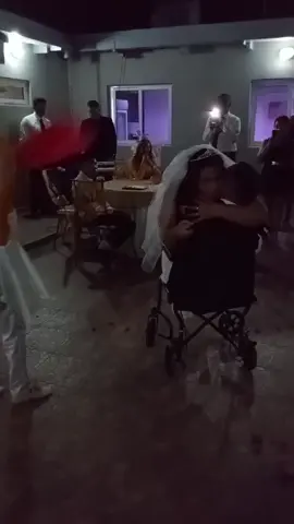 Gracias Amada Mía por llegar a mi Vida porque Gracias a Dios y a Ti hoy puedo reír de una manera muy sincera y bonita, antes todos obstáculos hemos salido victoriosos. . No soltaré Tus Manos y estaré contigo para amarte, respetarte, honrarte, valorarte y entenderte. . TE AMO ESPOSA 🤵👰🏻‍♀️💍🕊️🌹♥️💖💞🇻🇪💓🌻🥰😘🌺 . . #SIYOPUEDOTUPUEDES  #ESPOSOSCONPROPOSITO  #graciasati  #boda  #novios 