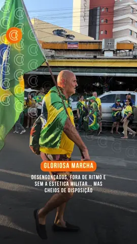 EDITORIA / PICANTE 🔥: Desengonçados, fora de ritmo e sem a estética militar, mas cheios de disposição, bolsonaristas marcharam no 7 de Setembro. Em pleno Dia da Independência, de shorts, cerveja na mão e a bandeira do Brasil enrolada pelo corpo de todo jeito, alguns sob a bandeira dos Estados Unidos, ergueram a imagem de Donald Trump e celebraram a sanção dos EUA contra o ministro Alexandre de Moraes, do STF. Resta saber se a gloriosa marcha foi gesto de minoria barulhenta ou se teve aval da massa presente. LEIA MAIS EM: OLHARDIRETO.COM.BR #CUIABÁ #OLHARDIRETO #MATOGROSSO #POLITICA #PL 