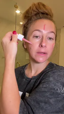 The glass skin routine I’ve started this summer has given my skin life again. If you’ve got dull, uneven and/or haggard skin like I did… put this bundle on your Christmas list #koreanskincare #kbeauty #antiagingskincare #glassskin #glassskinroutine 