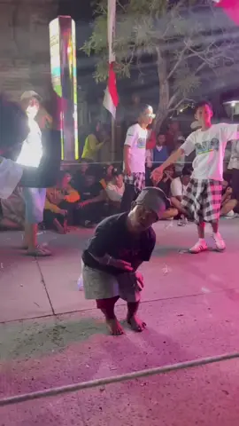 Lucu amat si bapak nya Ini😁😁sapa ni yang kemarin nonton sound horeg area Mojokerto Jawa Timur yang ngeliat bapaknya ini...lucu banget sumpah maaf ya pak kesorot😂😭😭 #soundsystem #soundviral #fyp #viral 