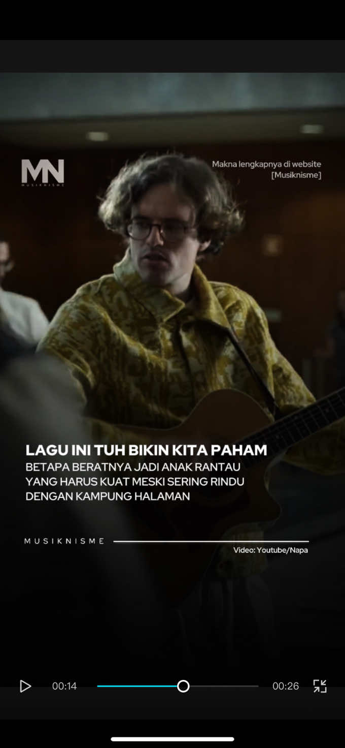 Bagi anak rantau, lagu ini terasa begitu dekat. Kita paham bagaimana rasanya merantau demi mimpi atau demi keluarga: hidup di kota besar, dikelilingi gedung tinggi, tapi setiap malam justru merasa kesepian. Ada kerinduan pada hal-hal kecil di rumah: suara laut, angin sore di desa, tawa keluarga, bahkan makanan sederhana buatan ibu. Semua itu tak tergantikan oleh gemerlap kota. Lagu ini juga menyentuh soal identitas. Saat kita jauh dari asal, sering kali muncul rasa “aku tidak benar-benar cocok di sini”. Meski kita mencoba bertahan, ada bagian dari diri yang selalu merasa asing. Deslocado menangkap perasaan itu dengan jujur, bahwa merantau bukan hanya soal keberanian, tapi juga soal menanggung rindu setiap hari. Gimana, kalian relate sama lagu ini? #musiknisme #deslocado #napa 