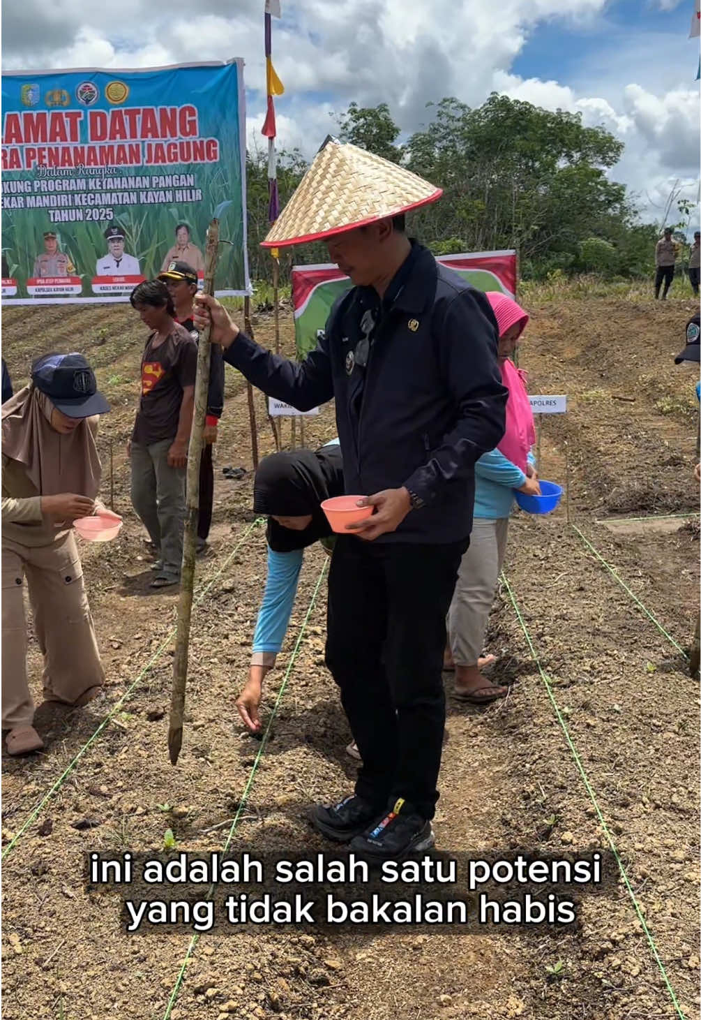 Wakil Bupati Sintang, Florensius Ronny meminta masyarakat untuk gencar menanam jagung karena permintaan yang cukup besar.  Hal itu dia sampaikan dalam agenda penanaman jagung di Desa Mekar Mandiri, Kecamatan Kayan Hilir dan panen raya perdana jagung hibrida di Desa Mapan Jaya, Kecamatan Kayan Hulu. Dua agenda itu bagian dari program ketahanan pangan yang dilakukan Pemkab Sintang.