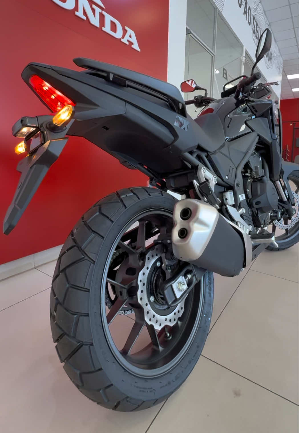 A nova NX 500 (2026) 🎥 Lançamento Honda, NX 500 na cor preto perolizado - Pearl Basalto Black 🖤 Uma nova experiência. Aventura é NX 500! 🚀  . . #foryou #honda #moto #motorcycle #500 