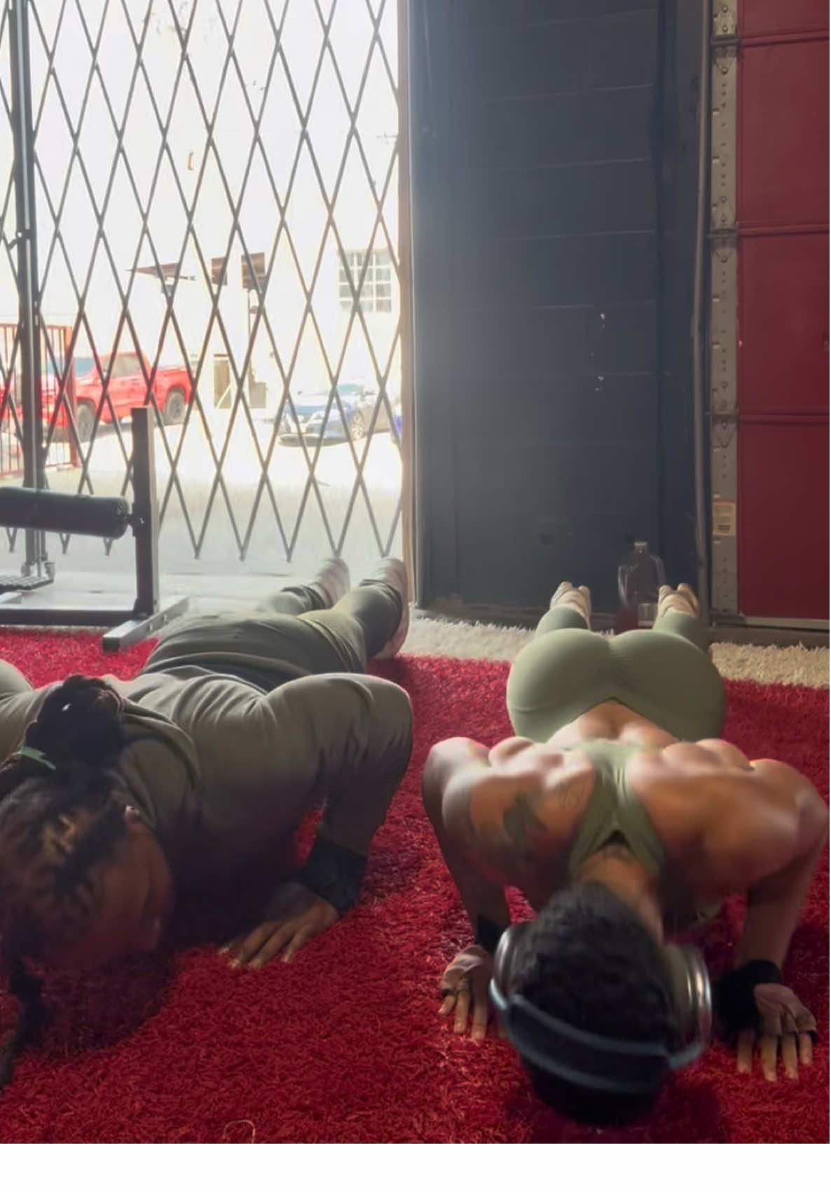 Strength isn’t only about what you can do for yourself, but about how you can inspire, motivate, and push the people around you to be better. When you share your energy, your discipline, and your belief with others, it multiplies. #customfittr #pushups #chestworkout #calisthenics #bodyweightworkout @nellyfit_ 