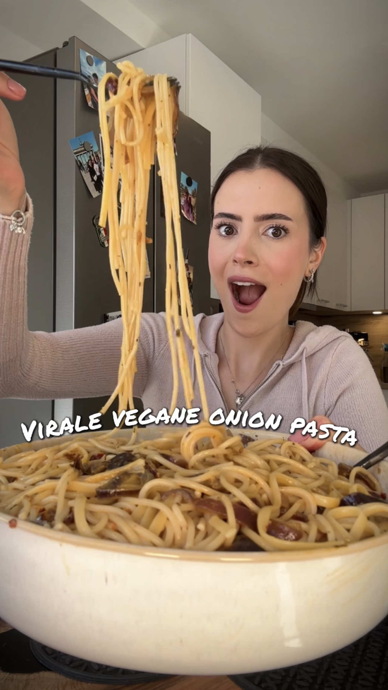 VIRALE VEGANE ONION PASTA! 😍🧅🌱 Du brauchst: - 6-8 rote Zwiebeln  - 5-6 Knoblauch Zehen  - Olivenöl - Gewürze nach Wahl: Paprikapulver, Basilikum, Kräuter der Provence, Kurkuma - 80g getrocknete Tomaten  - Agavendicksaft  - etwas Chili Öl (optional) - 400ml Kokosmilch - Nudeln nach Wahl - abgedeckt bei 200 grad Umluft für 45-50 min im Ofen backen 👩🏻‍🍳bei der Hälfte der Zeit einmal umrühren.  #cooking #FoodTok #viralvideos #food #vegan  