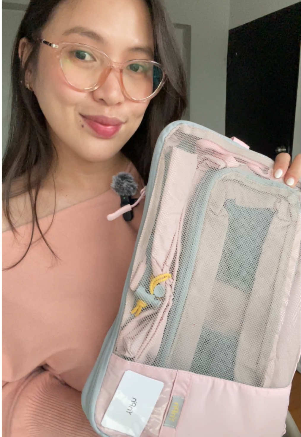 A must-have for your next trip, this compression bag organizer! 🙌🏻 #compressionpackingcubes #compressionbag #travelbag #bagorganizer #travelhacks 