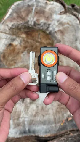Diseñado para reparación de automóviles, minería, emergencias... para que los ingenieros puedan liberar sus manos en cualquier momento #flashlight #ledlights #strongflashlight #miniflashlight #magnet #waterproofing #light #tiktokshop #husband #mademebuyit #dealsforyoudays #fyp 