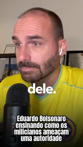 🚨 GRAVÍSSIMO 🚨 Eduardo Bolsonaro, deputado federal e filho do ex-presidente golpista JairBolsonaro, aparece em vídeo ameaçando diretamente o ministro do Supremo Tribunal Federal, Alexandre de Moraes, sua esposa e seus filhos: 👉 “Moraes, eu vou atrás de você, da sua mulher e dos seus filhos.” Gente, isso não é política. Isso não é opinião. Isso é ameaça de morte, típica de milicianos que controlam territórios pelo medo. Eduardo Bolsonaro é um parlamentar da República se comportando como chefe do crime organizado. E os seguidores de Bolsonaro tolerar e apoiam esse nível de violência e intimidação contra autoridades e suas famílias. A democracia não pode se ajoelhar diante do terrorismo político. #Ameaça #EduardoBolsonaro #AlexandreDeMoraes #Milicianos #DitaduraNuncaMais 