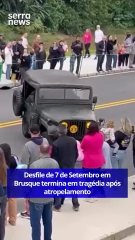 O desfile cívico de 7 de Setembro, realizado neste domingo em Brusque (SC), foi interrompido após um grave acidente. Um jipe que participava da solenidade perdeu o controle e invadiu a área destinada ao público, atropelando duas mulheres que acompanhavam a celebração. As vítimas receberam os primeiros socorros no local e foram encaminhadas ao hospital para atendimento médico. O estado de saúde delas não foi divulgado até o momento. Em respeito às vítimas, a Prefeitura decidiu suspender o desfile e informou que abriu investigação para apurar as circunstâncias do acidente. #SerraNews 📲 Siga @serranewsrj
