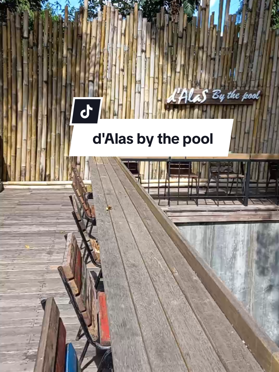 d'Alas by the pool. merupakan salah satu restoran dan kafe yang letaknya didaerah Ubud, Bali. resto ini menyediakan makanan khas bali dan western yang pasti no pork contain ya. di d'Alas ini menyediakan swing the air, swimming pool, kids corner. jam bukanya mulai 8 am - 9 pm. weekend depan bisa nih dijadwalkan bersama pacar, keluarga, teman ato yg lainnya. makanannya enak, bisa berenang dan viewnya bagus. pokoknya bagus deh😊