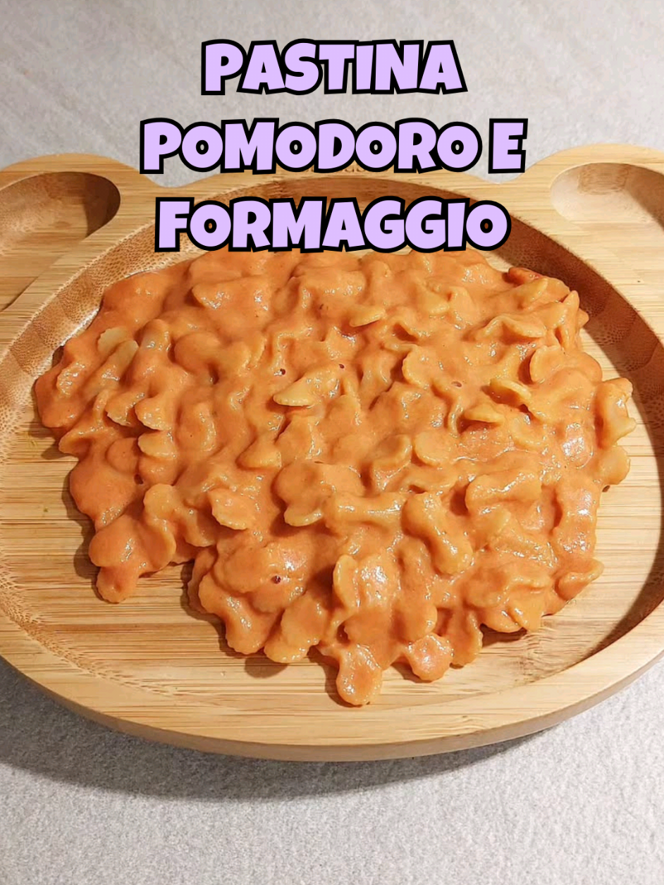 👶🏻 Farfalline pomodoro e formaggio, super cremosa. Ingredienti: - pasta/pastina - passata pomodoro  - robiola/ricotta/formaggio cremoso - un po' di brodo vegetale o acqua - olio evo Per completare il pasto basterà aggiungere della verdura a parte, tipo stick di zucchine a vapore. 📖 Nei miei libri ho raccolto tantissime ricette per lo svezzamento e per tutta la famiglia. Puoi scoprirli nelle storie in evidenza “Libri” o nel post fissato in alto. 👍🏻 Dai 6 mesi ❗️IMPORTANTE❗️Offrite sempre cibo ai vostri bimbi nei formati e tagli adatti alla loro età e alle loro capacità acquisite. Fondamentali corsi sullo svezzamento, tagli sicuri e disostruzione pediatrica! ❤️ Provala e dimmi se hai mai cotto la pasta così, direttamente nel pomodoro. #svezzamento #babyricettedianna #ricetteperbimbi #babyricette #babyfood 