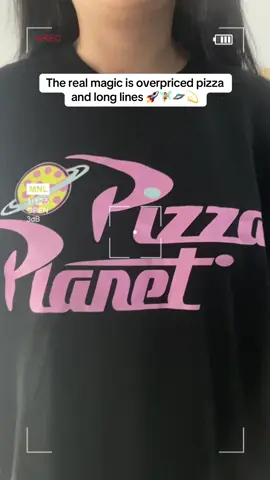 Wear it and go to disneydreamland ✨ #disneyland #toystory #cuteshirt #magickingdom #pizzaplanet 