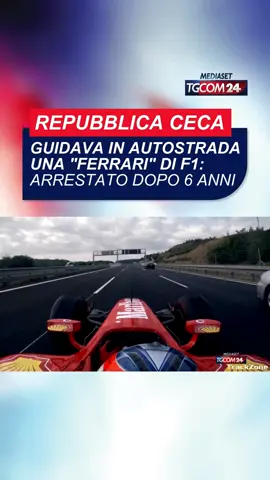Il 51enne alla guida del bolide, che in realtà è una Dallara GP2/08, ha per diverso tempo sfrecciato indisturbato sulle principali arterie stradali locali fino all'arresto. Fatale la segnalazione di alcuni passanti che hanno avvistato la monoposto a una stazione di servizio. #tgcom24 